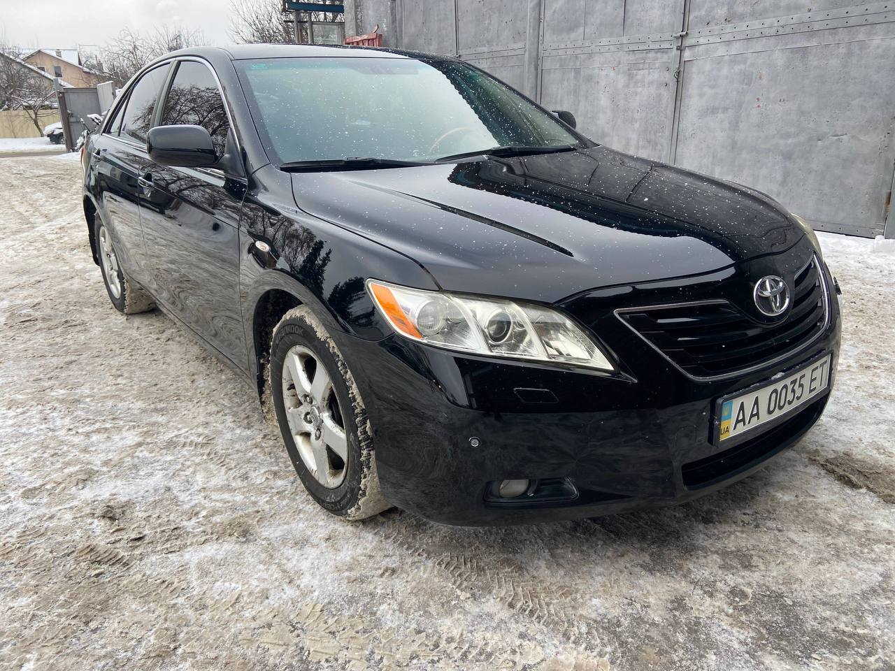 Toyota Camry на підйомнику під час сервісу